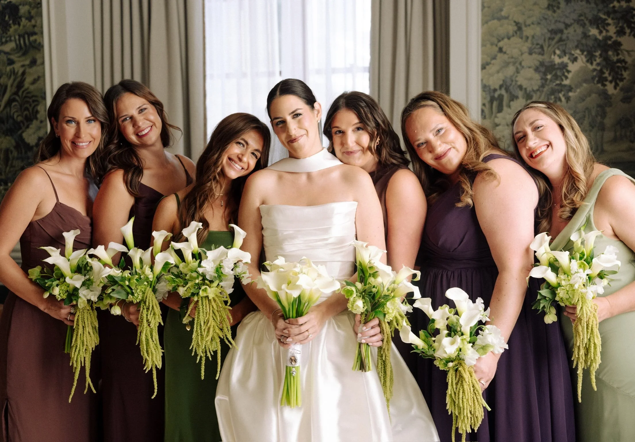 We absolutely love a variety of bridesmaid colors, especially when the florals bring it all together🌿