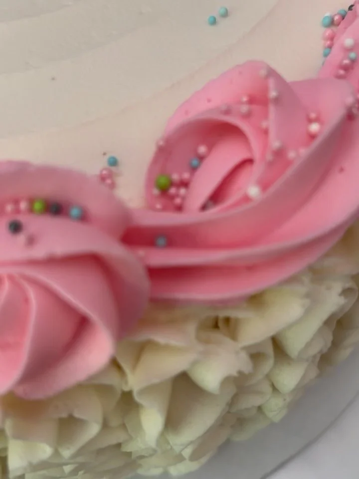 a simple birthday cake design 🥰🧁

#birthdaycake #baking #ctshoreline #cakesofinstagram #foryoupage
