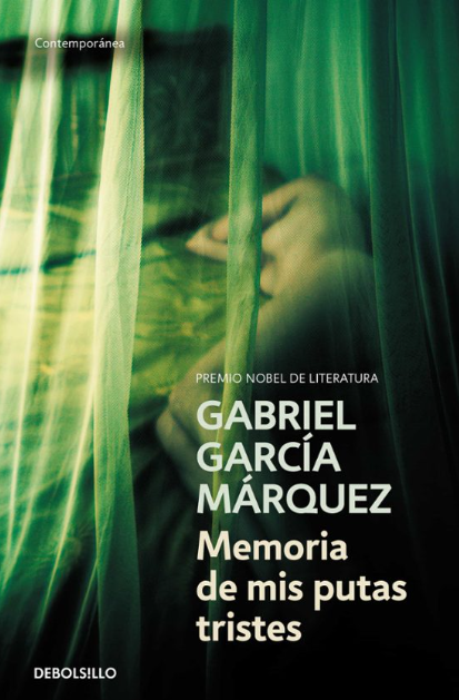 Portada de un libro titulado "Memoria de mis putas tristes" de Gabriel García Márquez, con una persona desnuda acostada en una cama, vista a través de cortinas verdes. Recomendación de Gato en Sable.