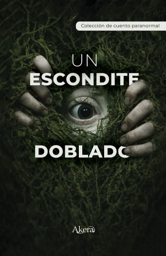 Ojo humano asomándose a través de una abertura en musgo o vegetación, en la portada de un libro llamado 'Un escondite doblado', parte de una colección de cuentos paranormales. Gato en Sable - La mano de Luisa