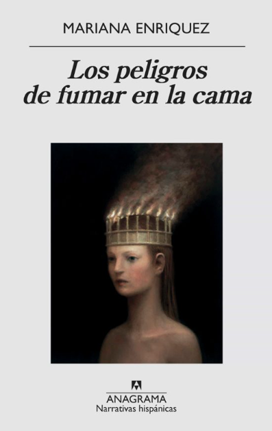 Portada del libro titulado 'Los peligros de fumar en la cama' de Mariana Enríquez, con una ilustración de una mujer con una estructura en la cabeza de la que sale humo. Recomendación de Gato en Sable.