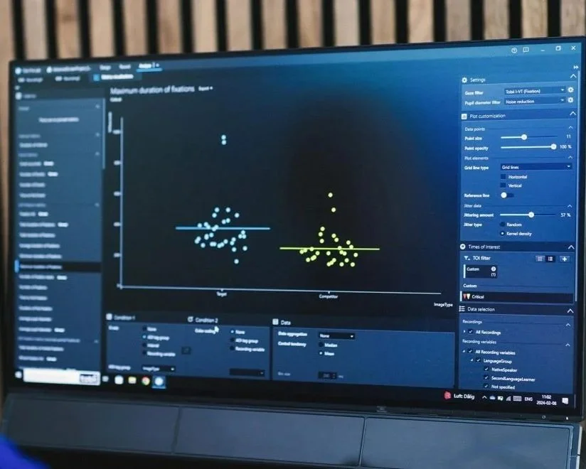 Computer screen displaying a scatter plot graph with two groups of data points in yellow and blue, labeled axes for 'Age' and 'Comparison', and various settings and options on the right panel.