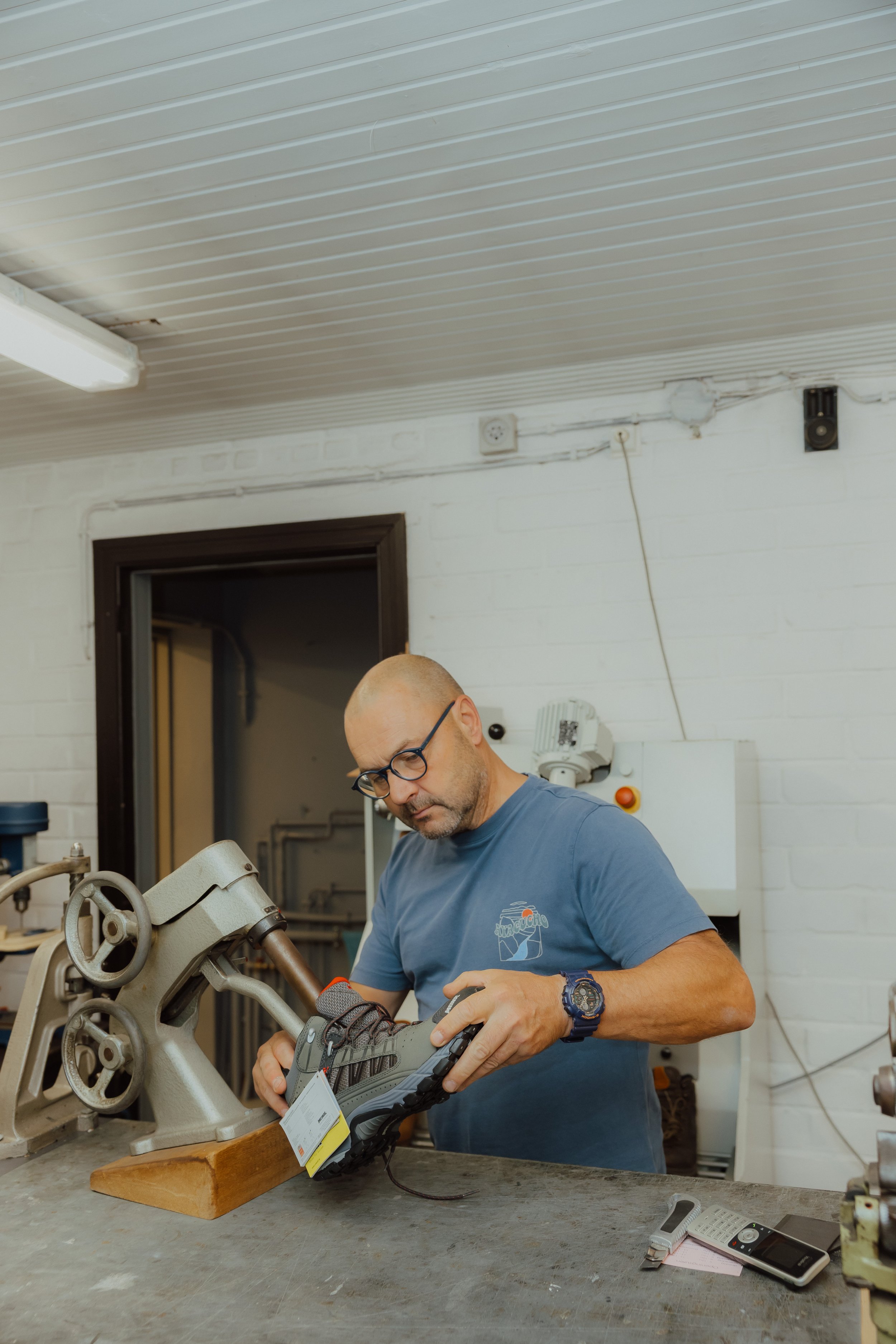 Schoenmaker Jan in zijn atelier bij Schoenen Van Tendeloo in Lille.