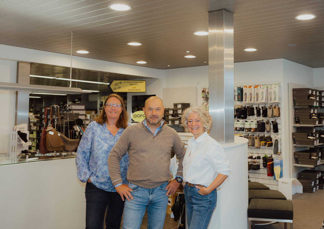 Het team in de winkel van Schoenen Van Tendeloo in Lille.