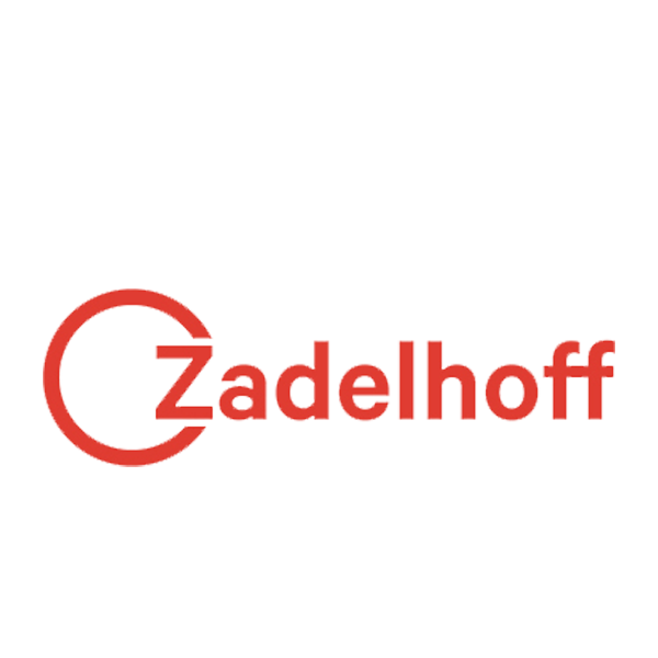 Logo met de tekst 'Zadelhoff' en een grafisch element dat lijkt op een omgekeerde cirkel of pijl in rood, met zwarte tekst erboven.