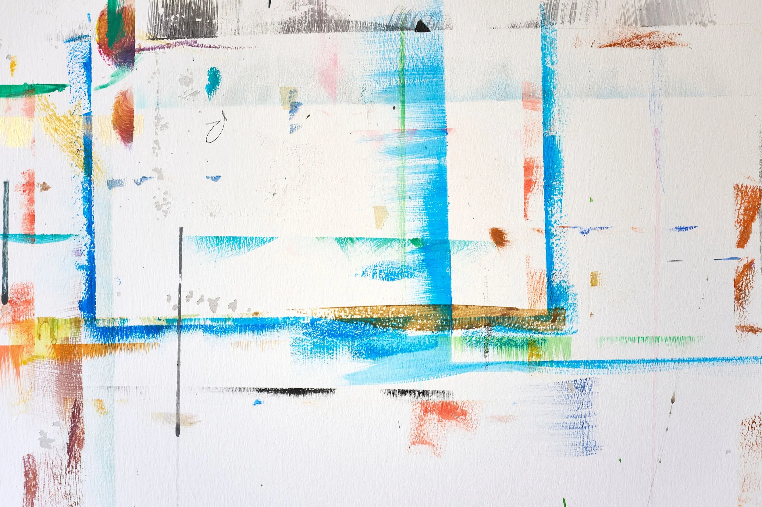 Farbrückstände in Blau, Rot, Gelb, Grün, Schwarz und Orange, an einer Wand im Atelier von Andrea Bütikofer