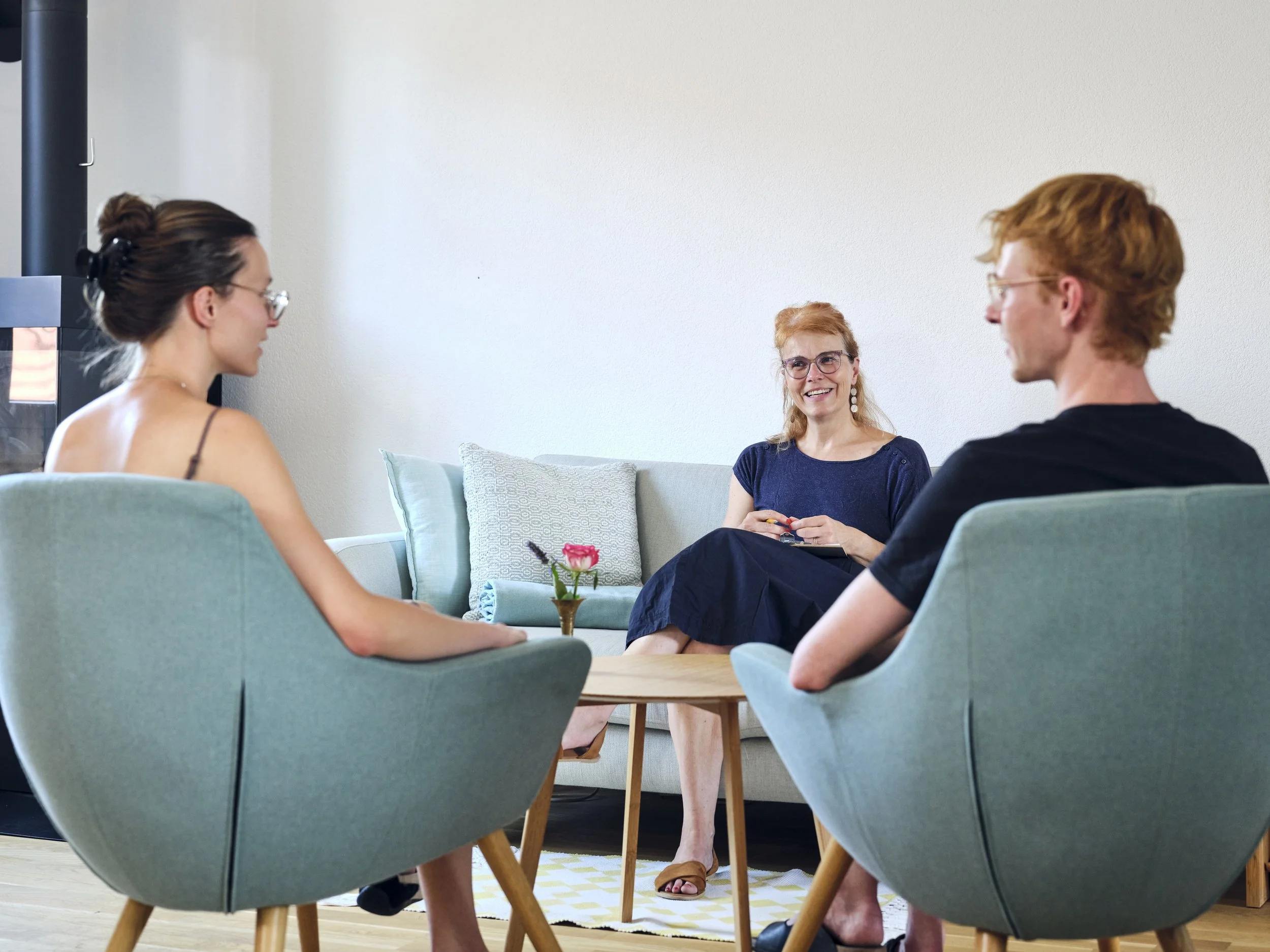 Andrea Bütikofer im Gespräch mit einem Paar in ihrem Atelier für Kunst- und Psychotherapie in Olten
