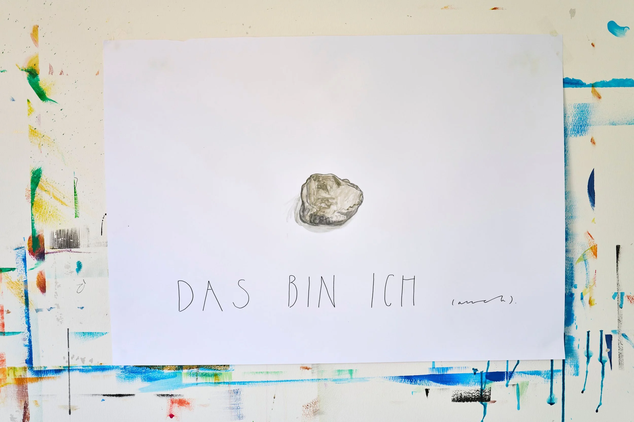 Zeichnung eines Steins mit der handschriftlichen Notiz «Das bin ich (auch)»