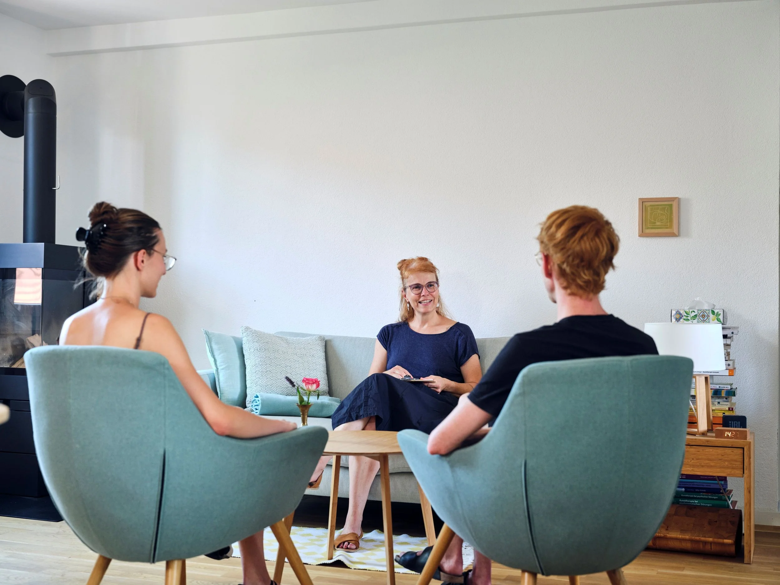 Andrea Bütikofer während einer Therapiestunde im Gespräch mit einem Paar