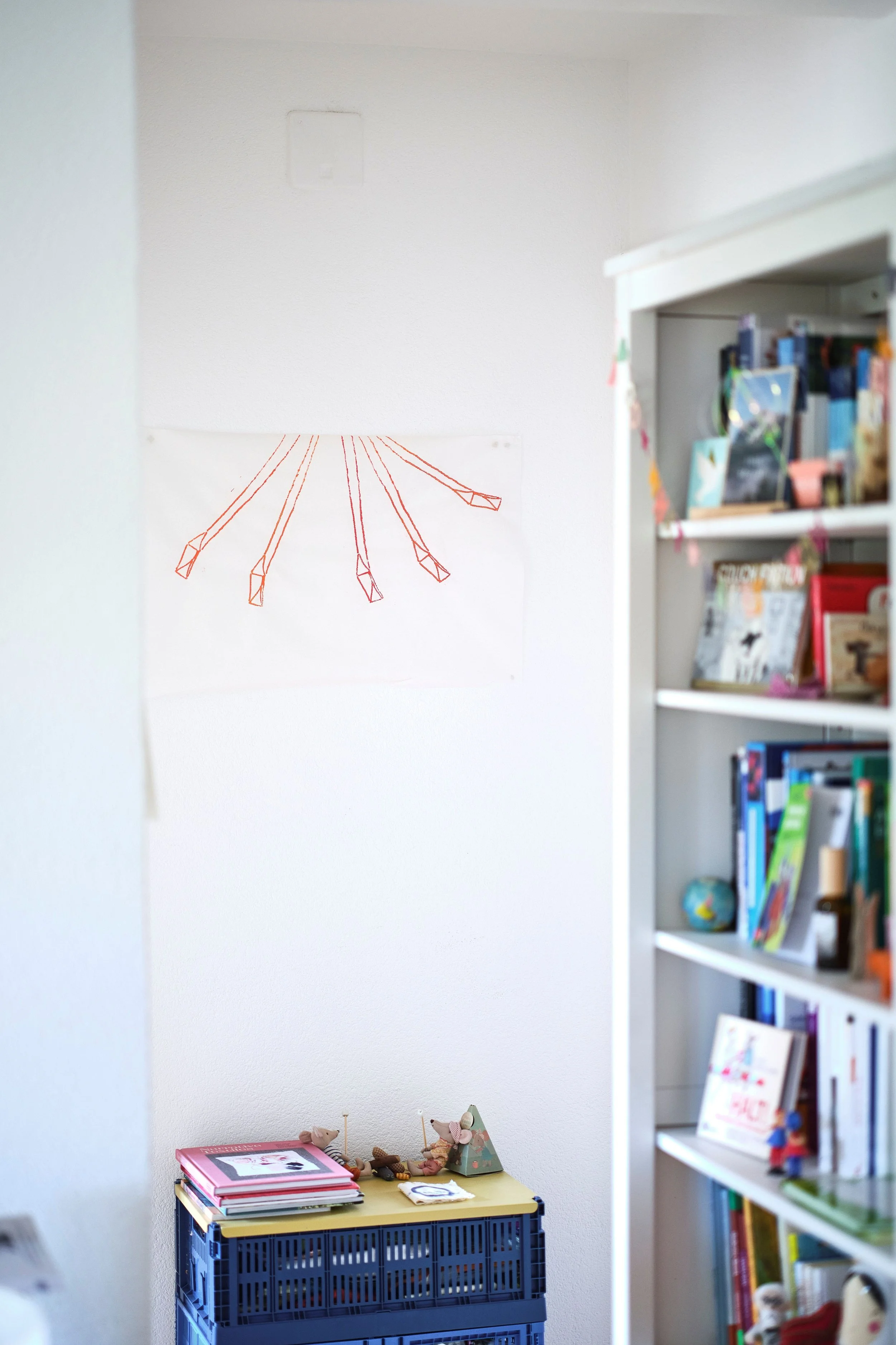 Bücherregal im Atelier von Andrea Bütikofer, daneben eine grosse abstrakte Zeichnung an der Wand