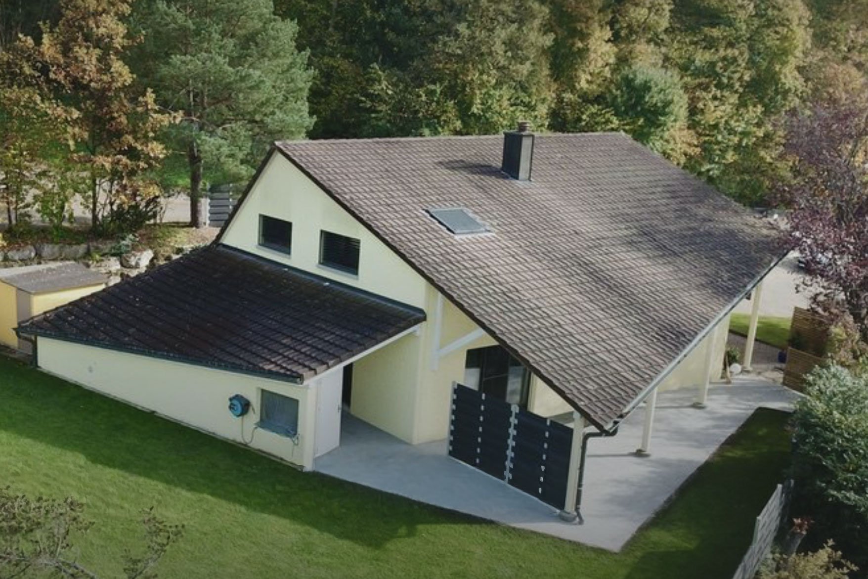 Modernes Einfamilienhaus mit Garten und Garage.