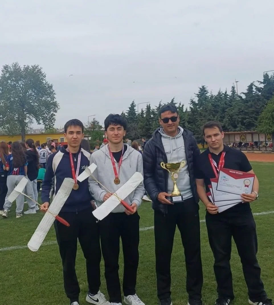 Okulumuz &ouml;ğrencilerinden Efe Can TERZİ, Efe Kaan KAPUSUZ, Ege Mert TEKER ve Doruk KINALI, 2025-2026 d&ouml;nemi Tekirdağ Hava Sporları Gen&ccedil;ler A Erkek karşılaşmalarında il şampiyonu olarak ulusal turnuvaya katılma hakkı elde etmişlerdir. 
