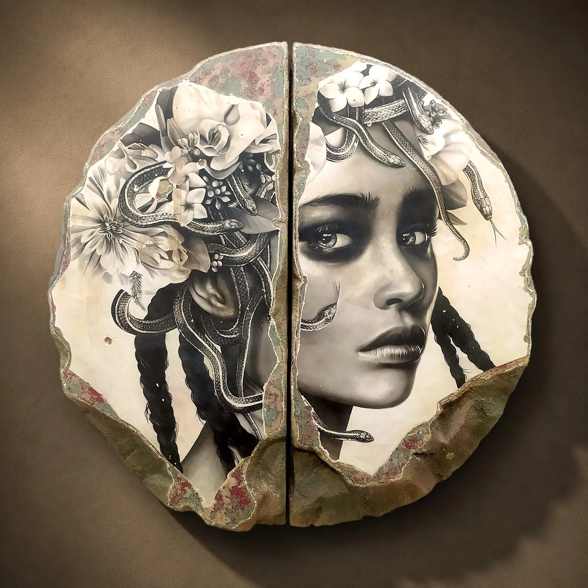 Toni Alfano, Portrait of Medusa, 2024 - Charcoal/Descialbo/mixed media, Ø 120 cm