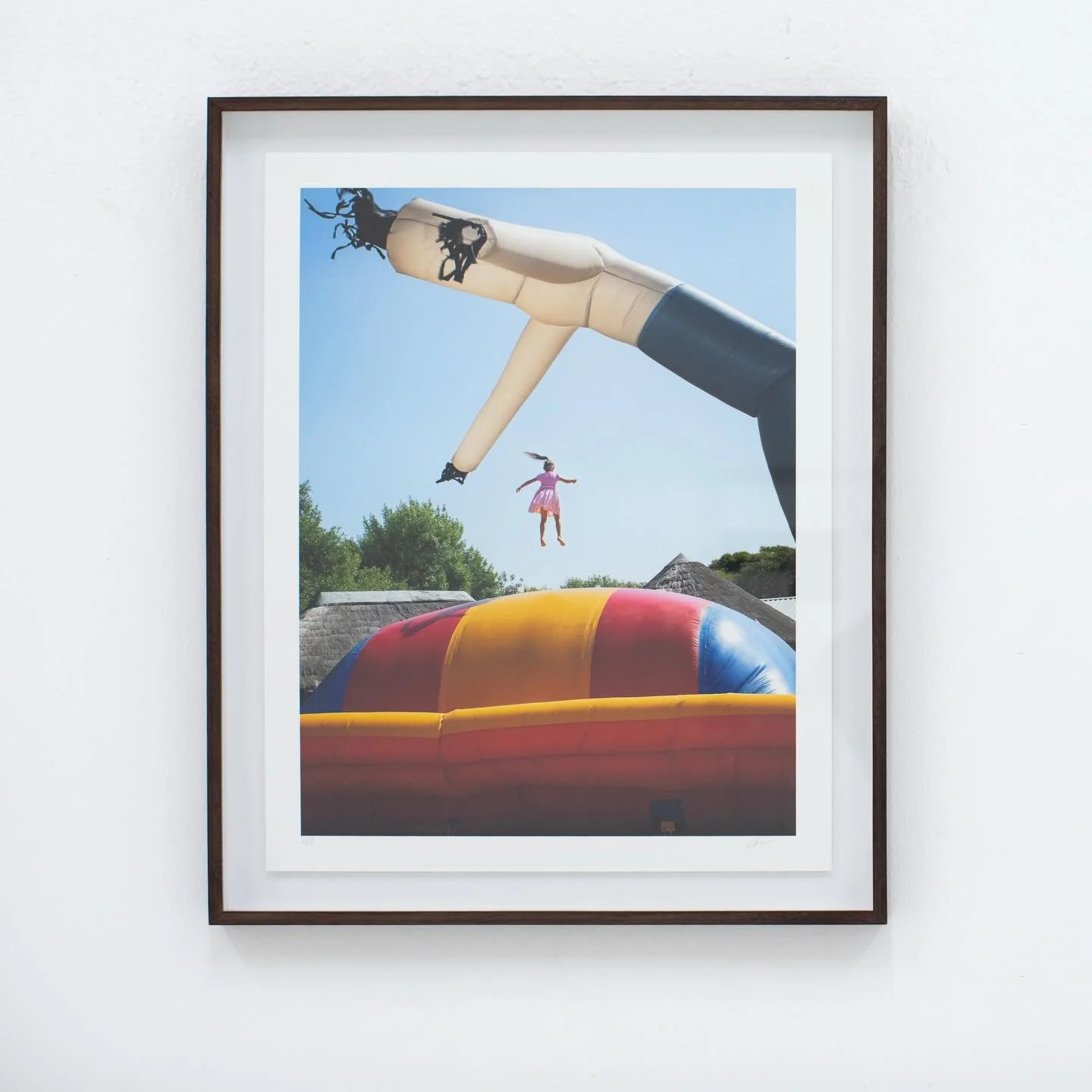 Such a joyous image captured by @gabriellekannemeyer 🎈Floated print in an imbuia-stained Kiaat frame 

#artframing #kiaat #artphotography