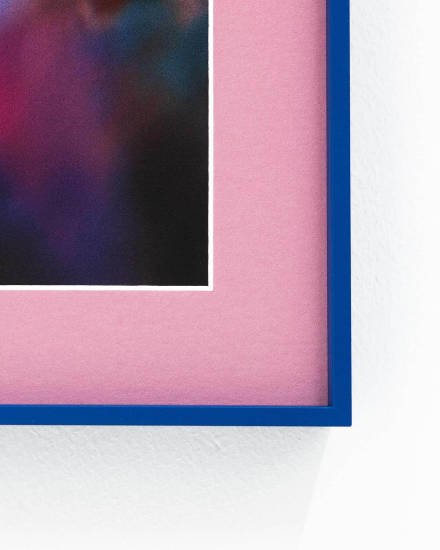We love clients who make bold and playful framing choices, like this @willysheepskin photographic print framed in custom-painted Peregrine aluminium with an Antique Rose mount board. A perfect complement to this beautiful piece 🖼️

#artphotography #