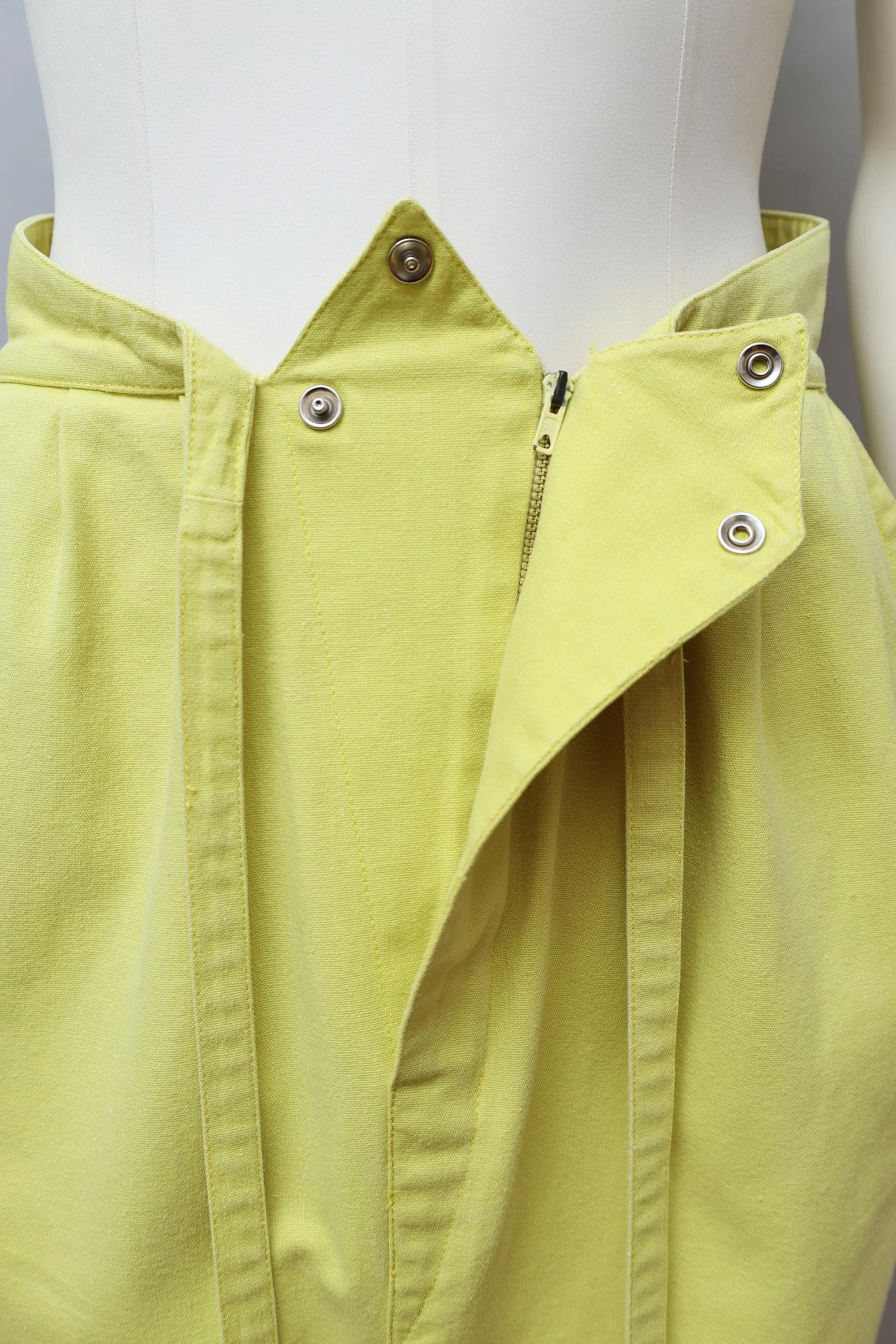 1980s Thierry Mugler chartreuse waist detail