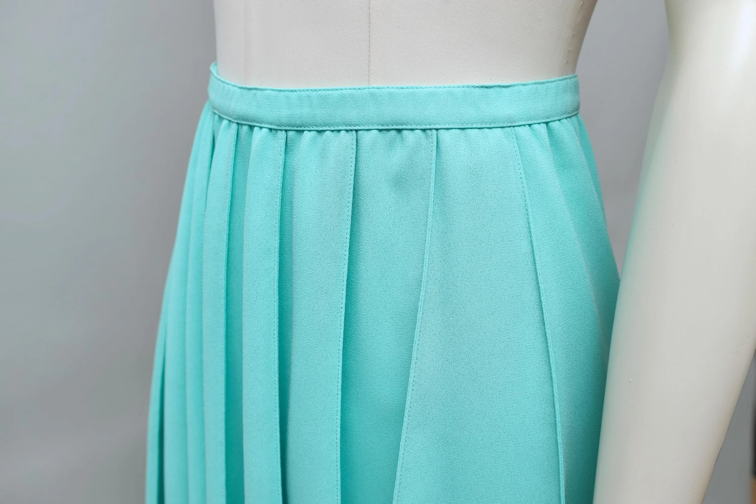1990s Thierry Mugler aquamarine pleated crêpe skort detail
