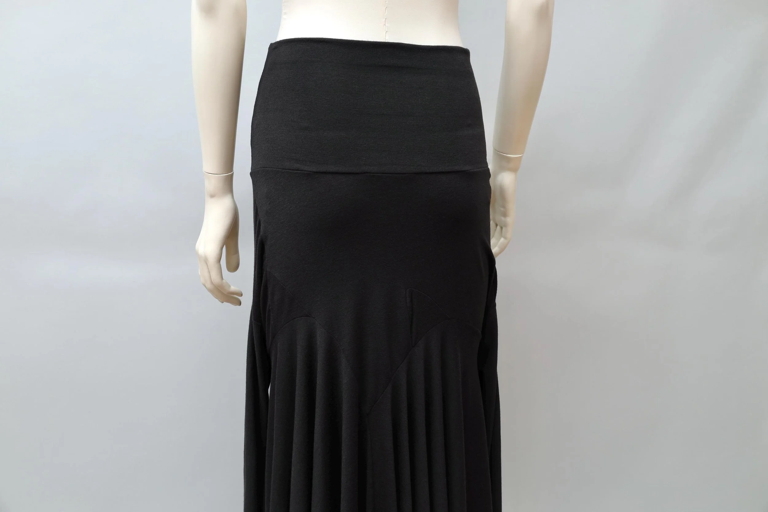 2000s Tadashi black ruched sleeved maxi skirt