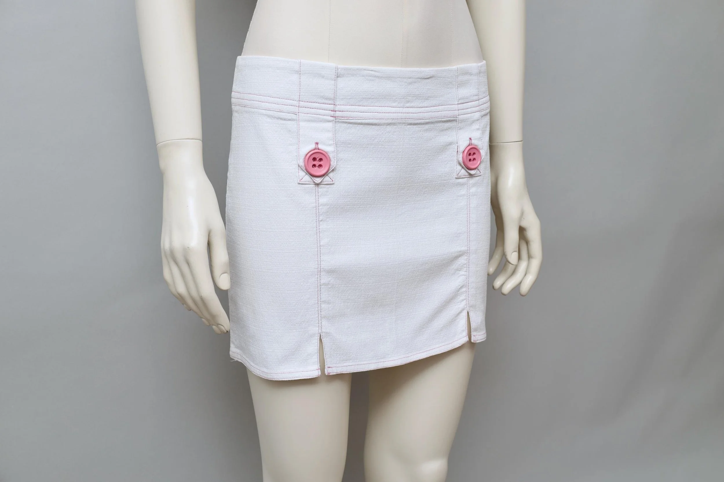 2000s I Gabbiani white mini skirt with pink buttons
