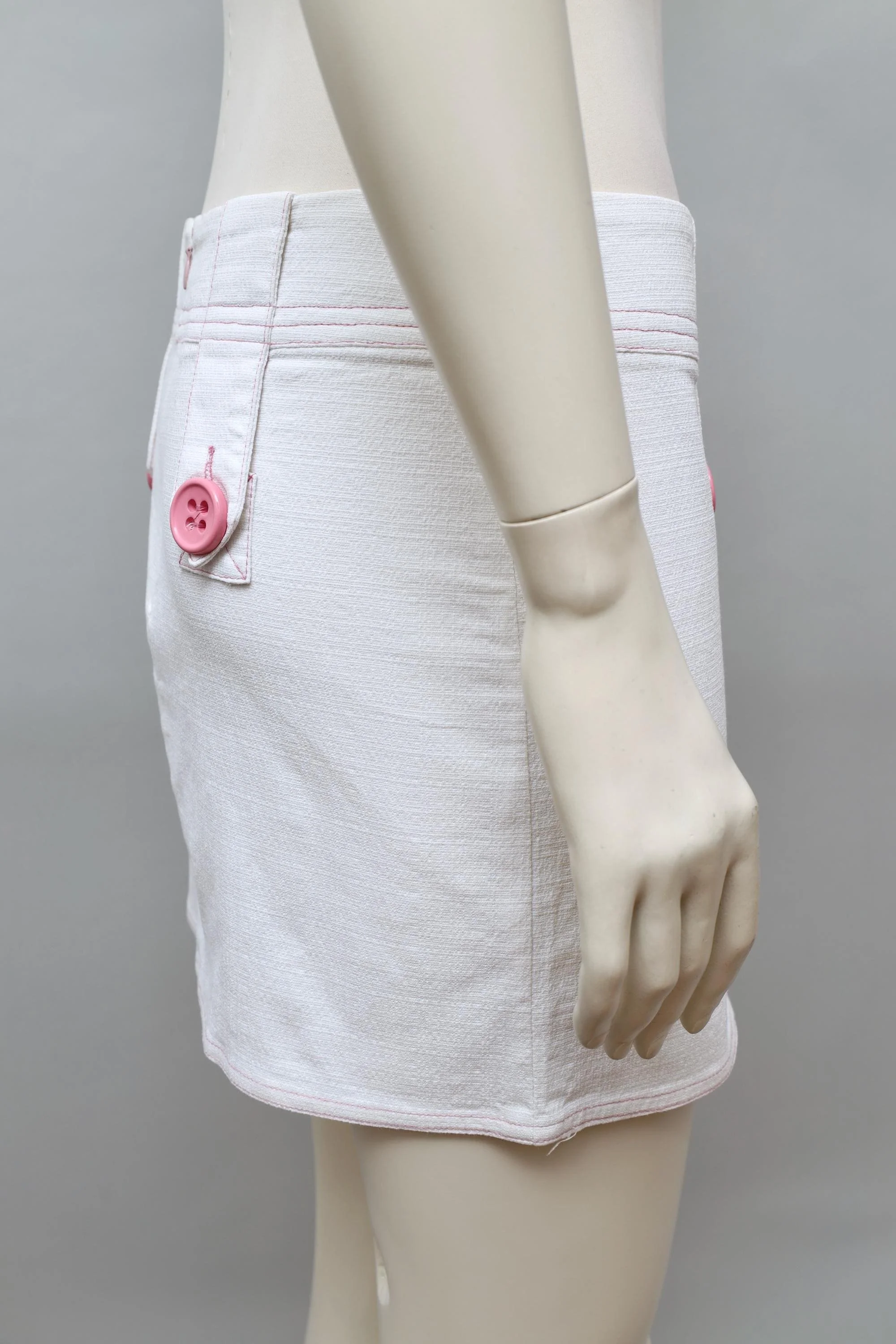 2000s I Gabbiani white mini skirt with pink buttons