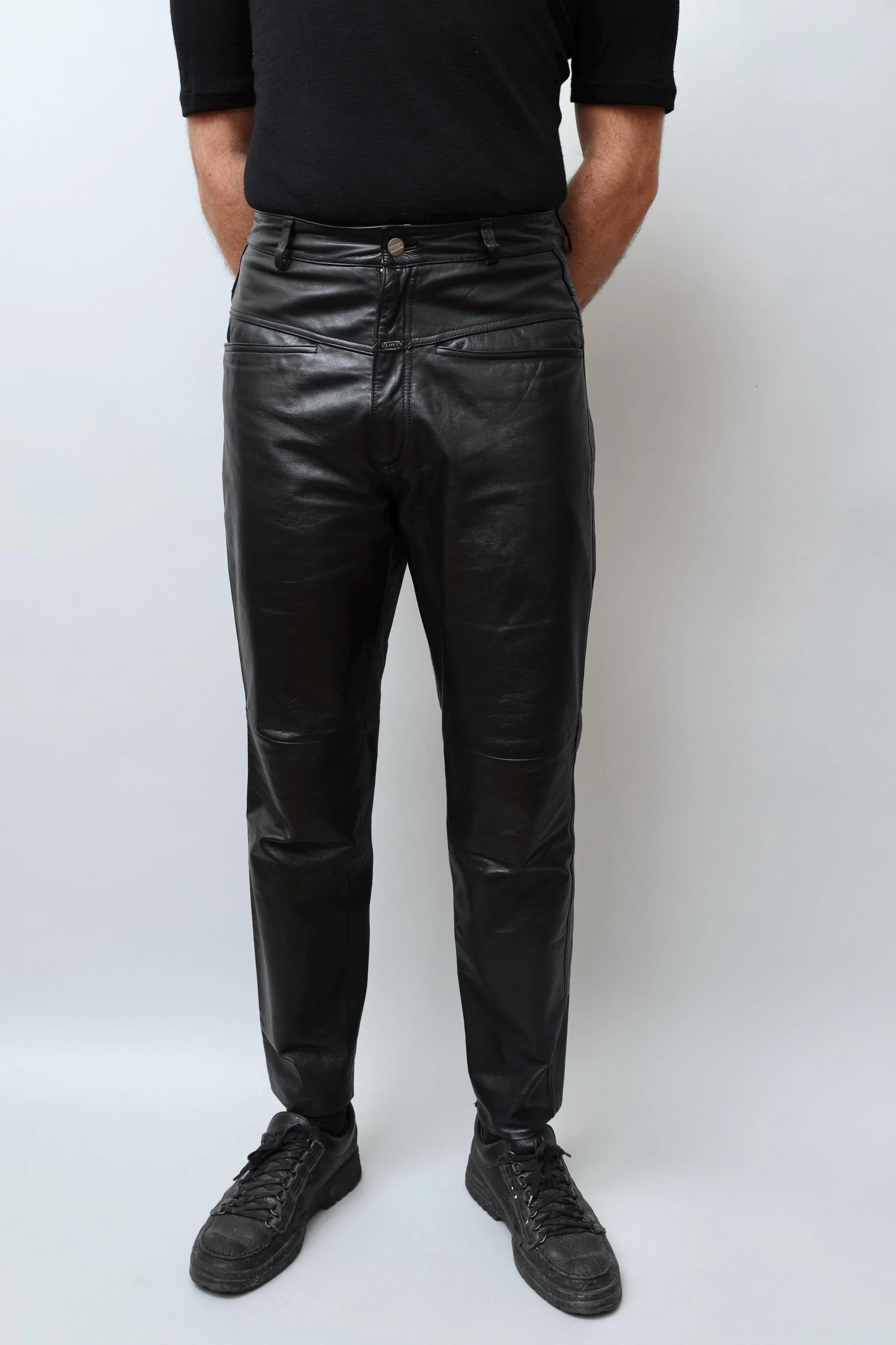 2000s Closed black leather pedal pusher pants