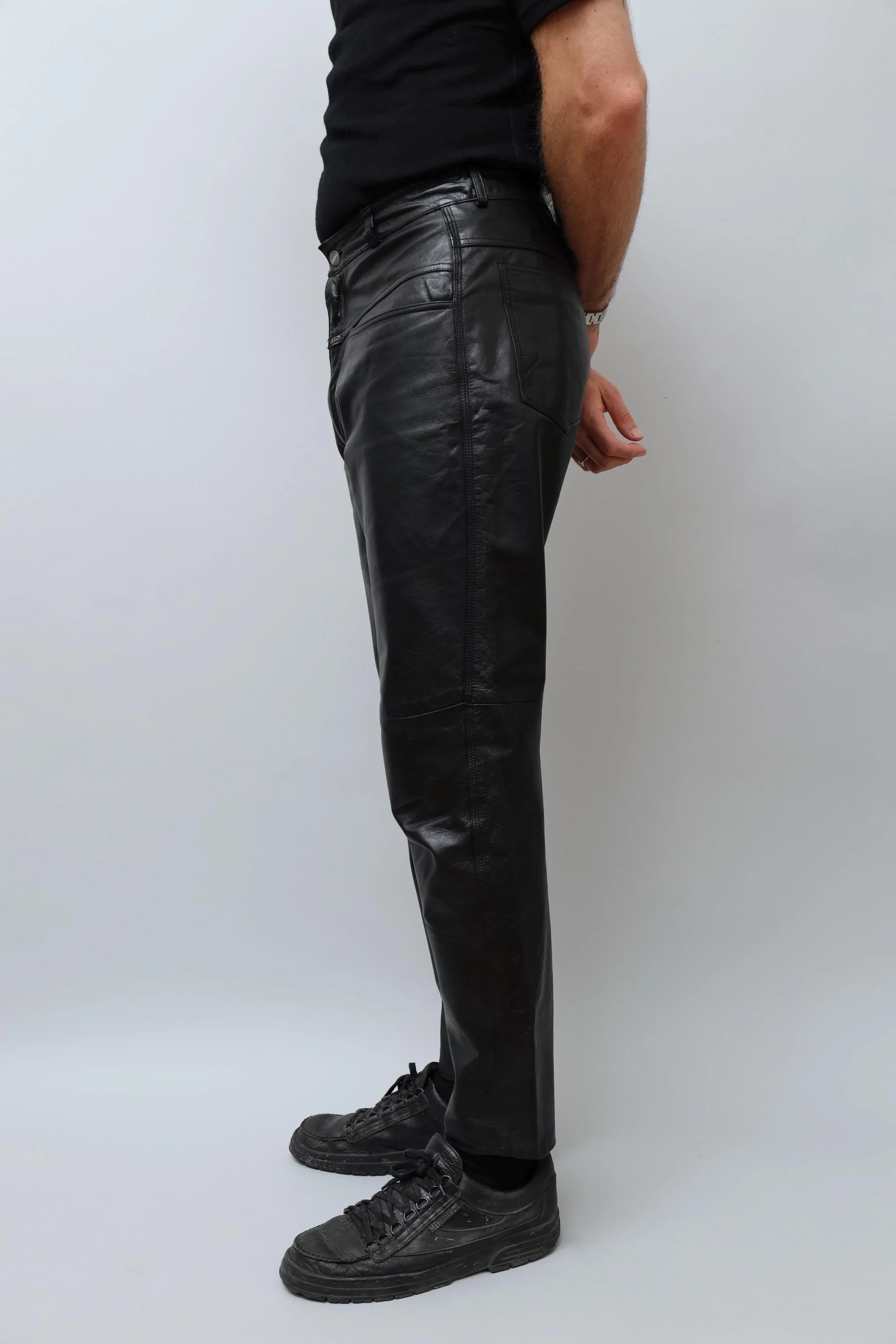 2000s Closed black leather pedal pusher pants