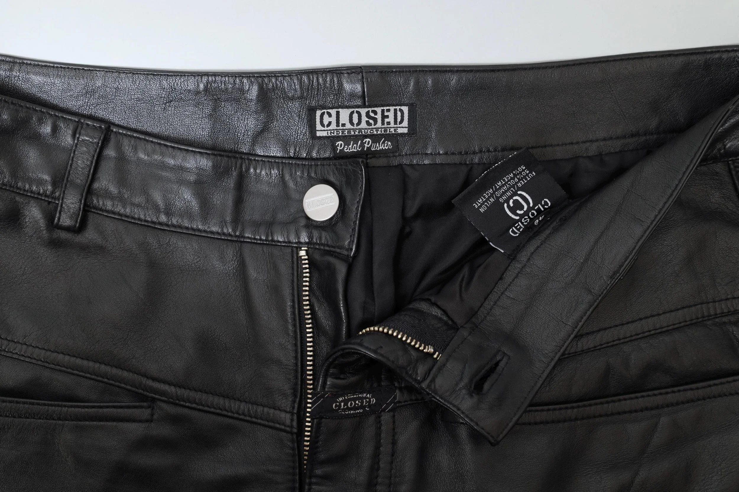 2000s Closed leather label tag