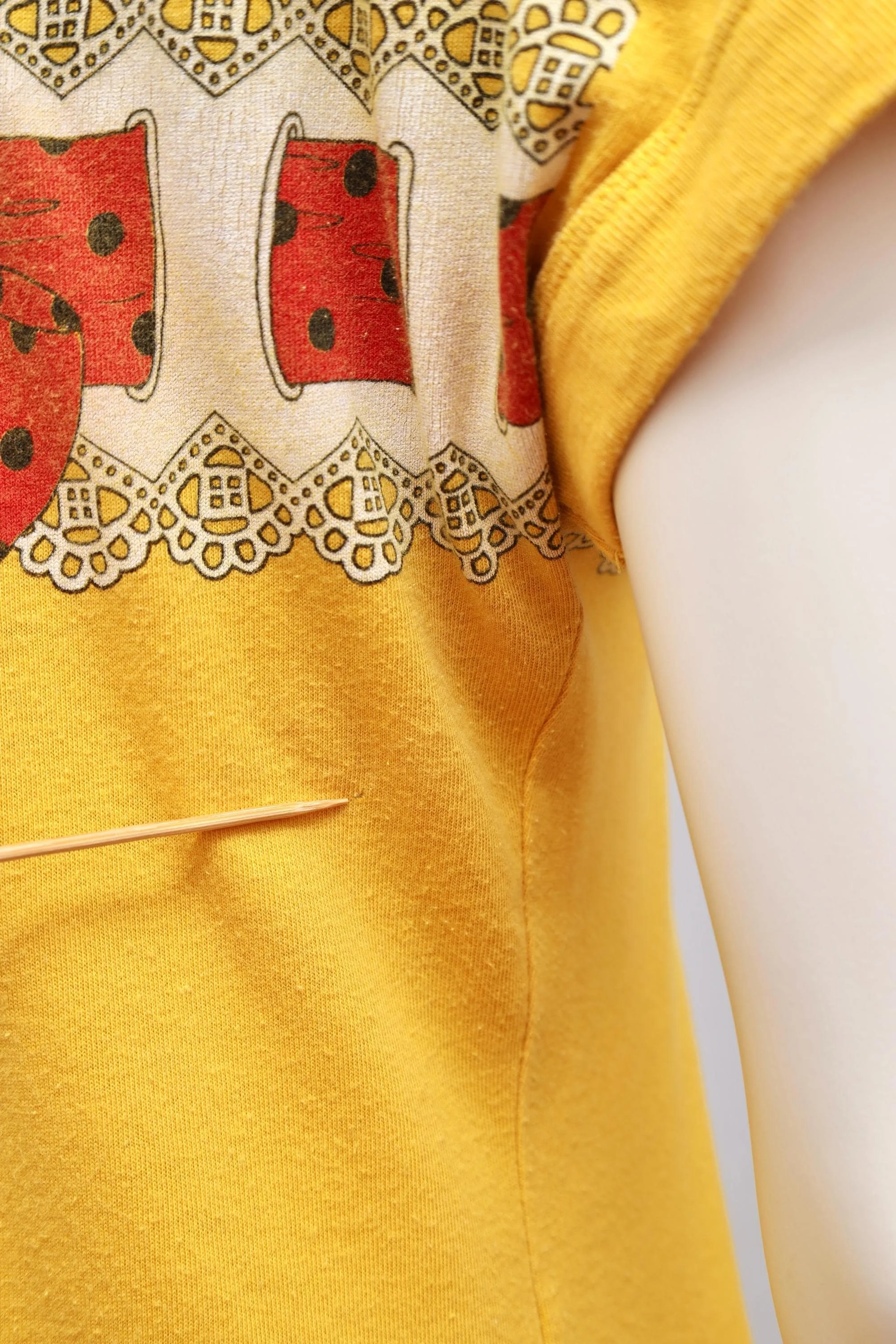 yellow trompe l'oeil ribbon bow t-shirt detail