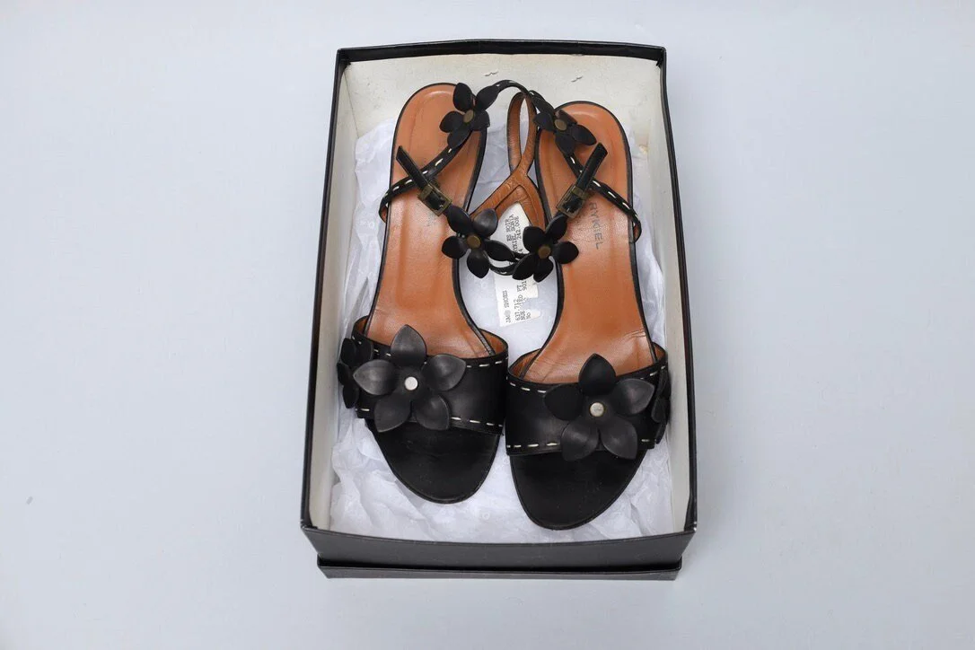 2000s Sonia Rykiel Paris black leather floral appliqué contrast stitch ankle strap heels