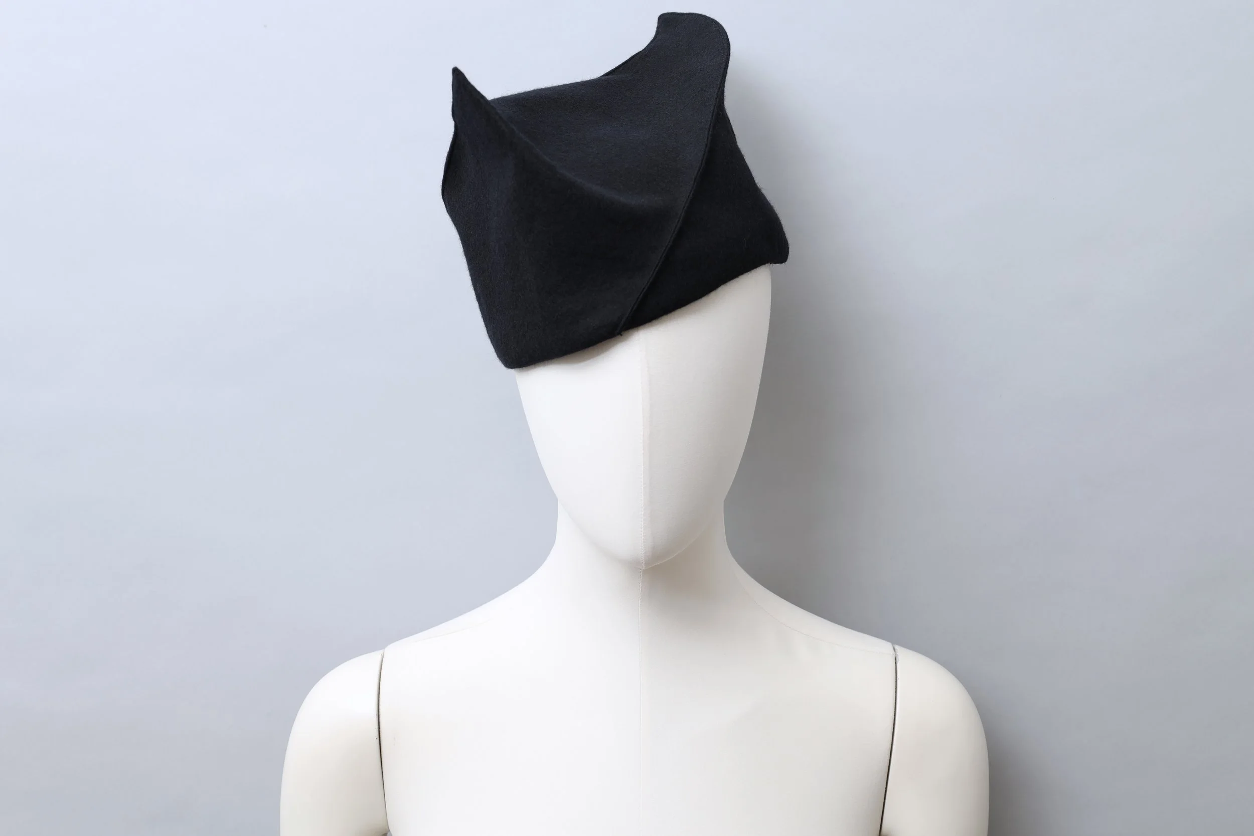 1980s Sayoko Miyajima sculptural black felt hat