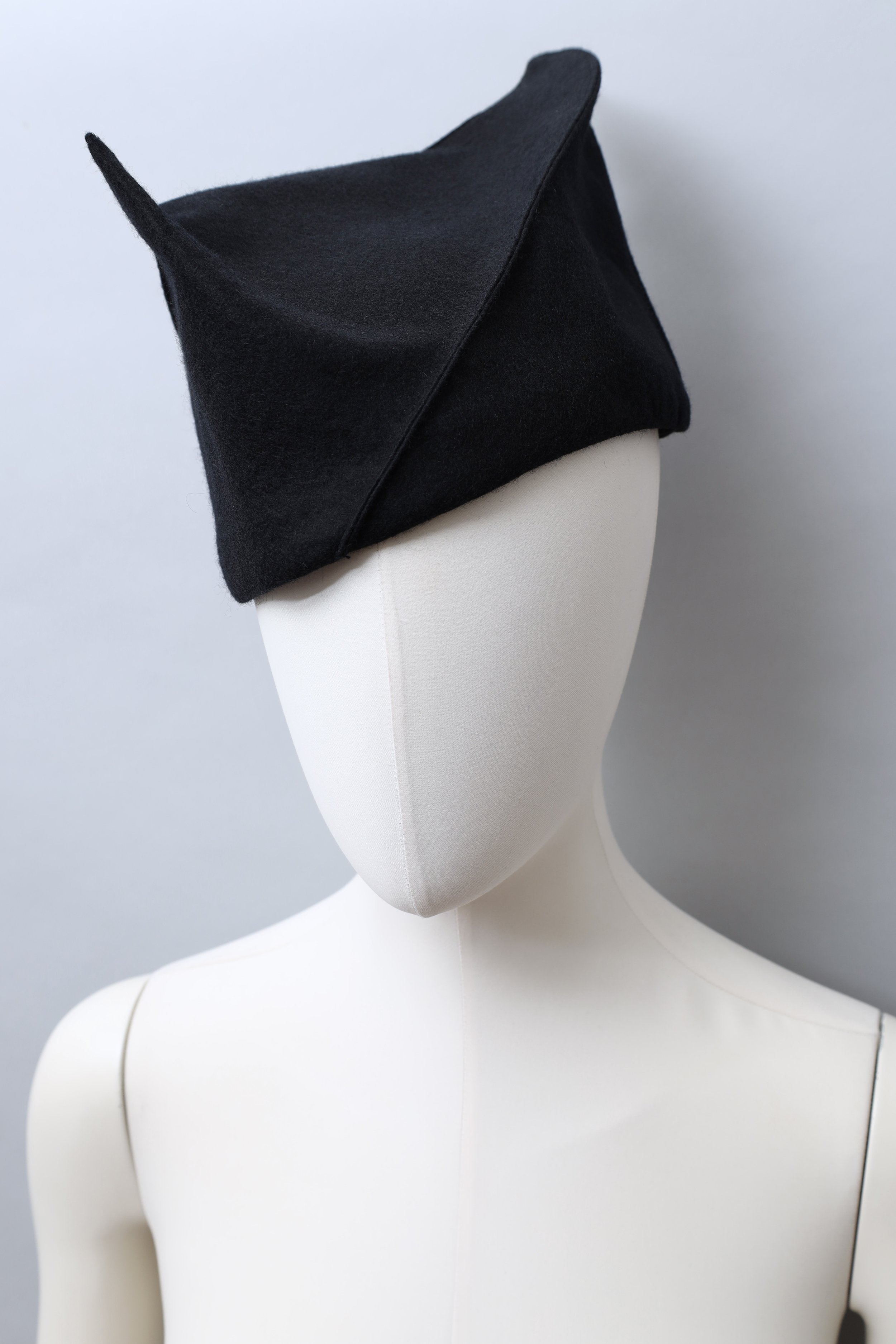 1980s Sayoko Miyajima sculptural black felt hat