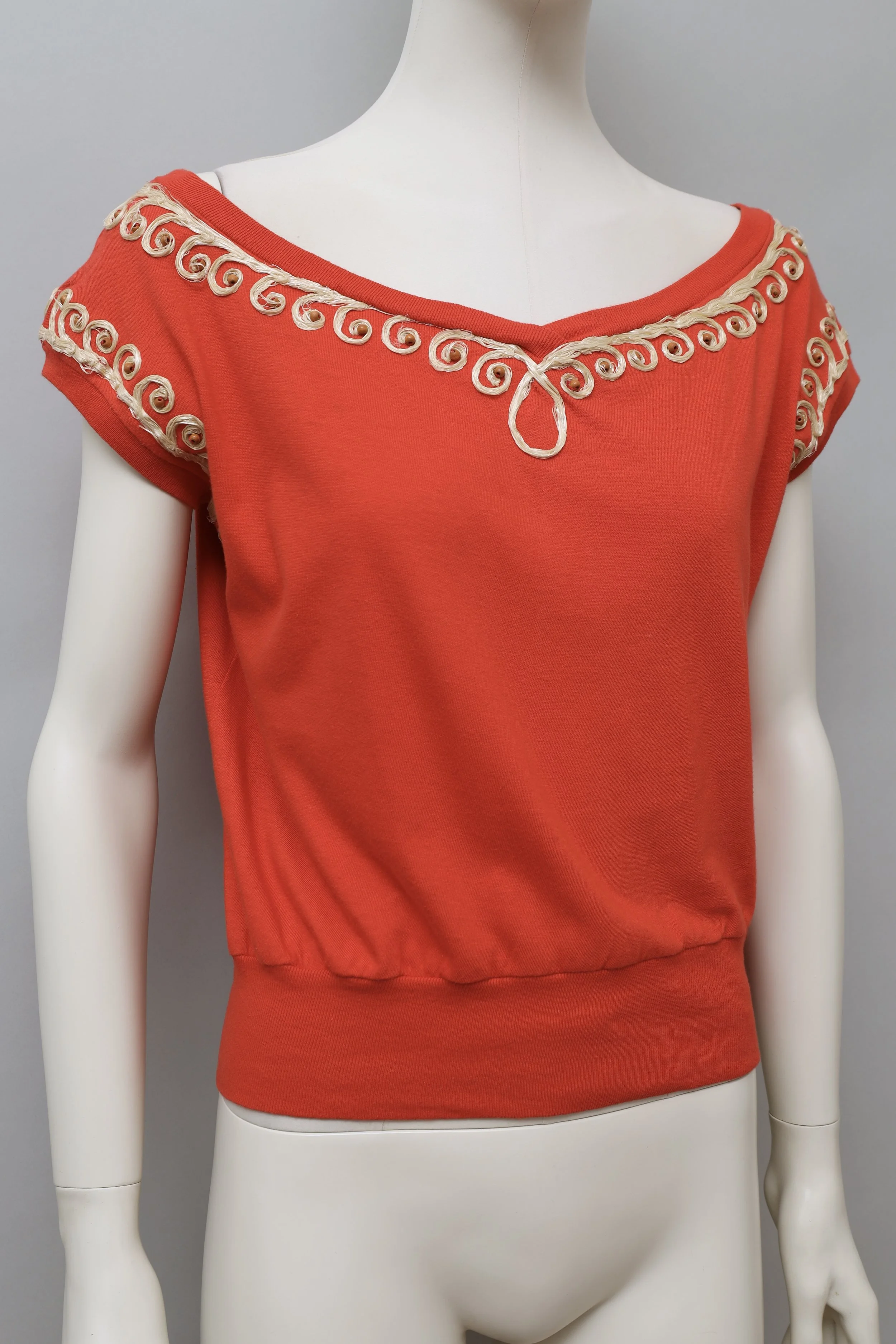1970s Christiane Julliand pour Francis Laurent coral raffia embroidered top