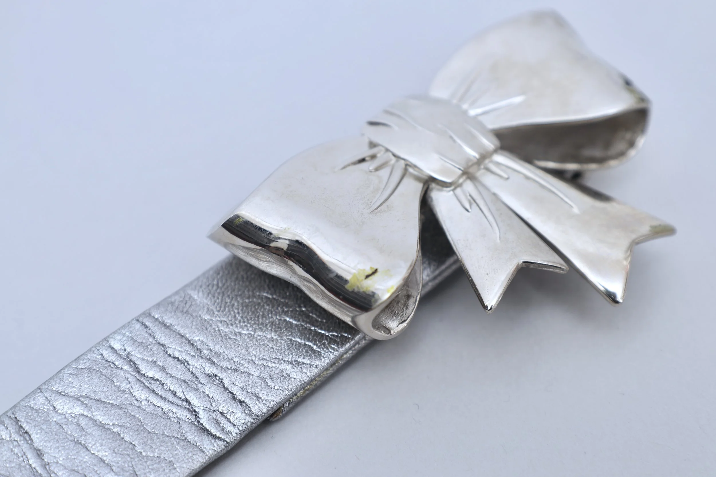 bow belt buckle detail