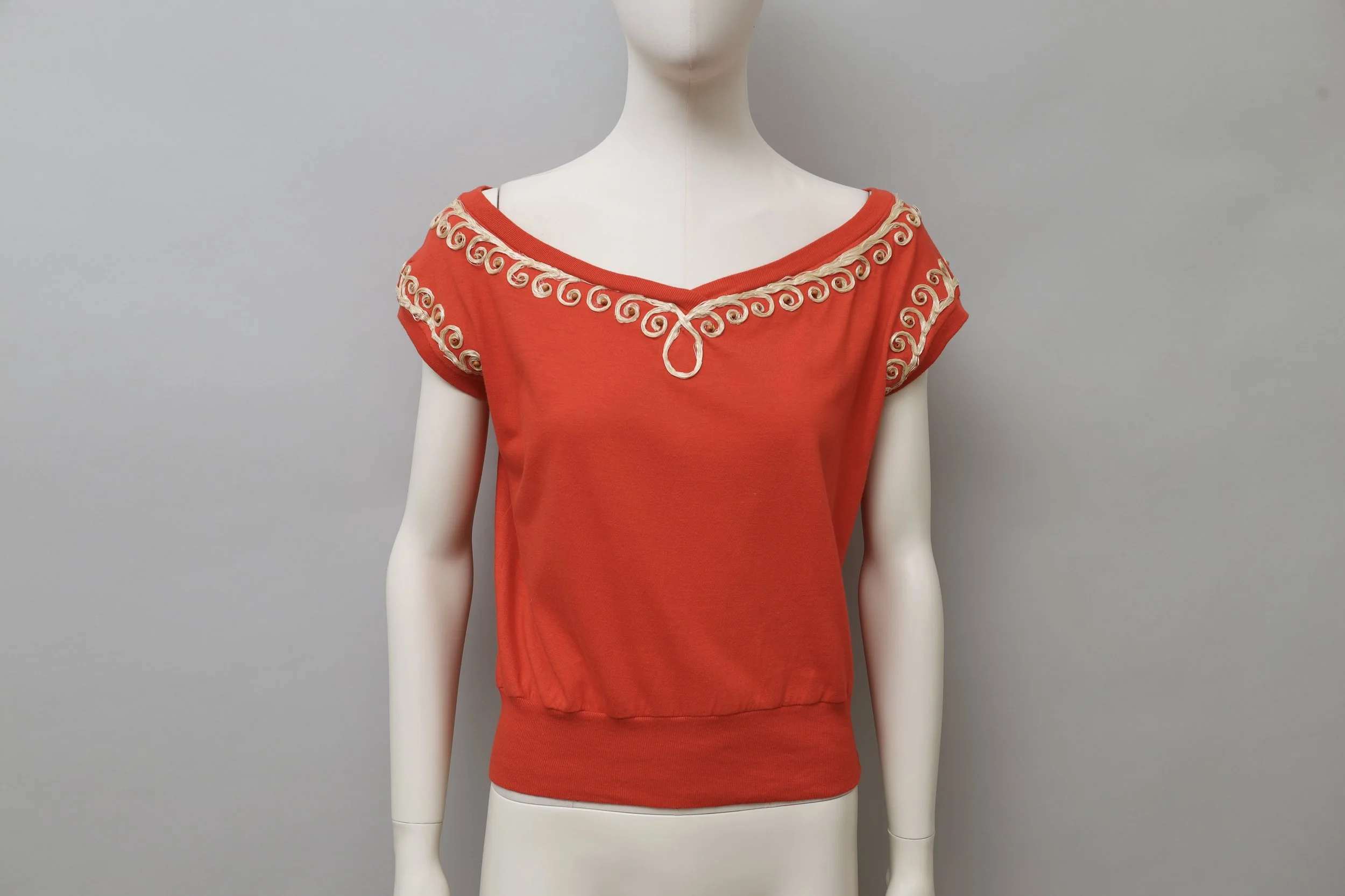 1970s Christiane Julliand pour Francis Laurent coral raffia embroidered top