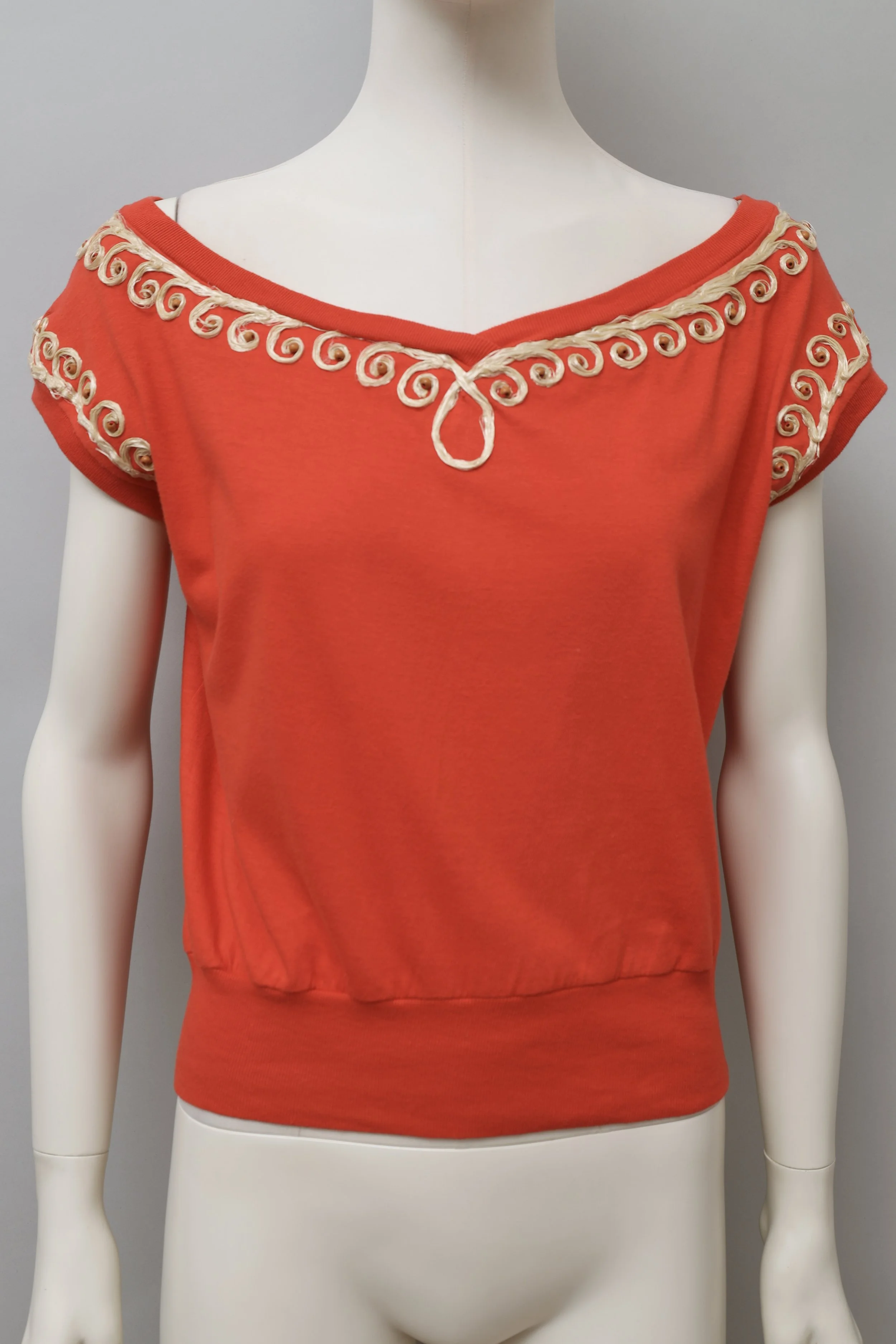 1970s Christiane Julliand pour Francis Laurent coral raffia embroidered top