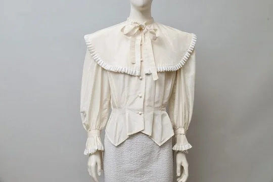 1980s Claude Petin pour Diamant Noir cream satin collared blouse