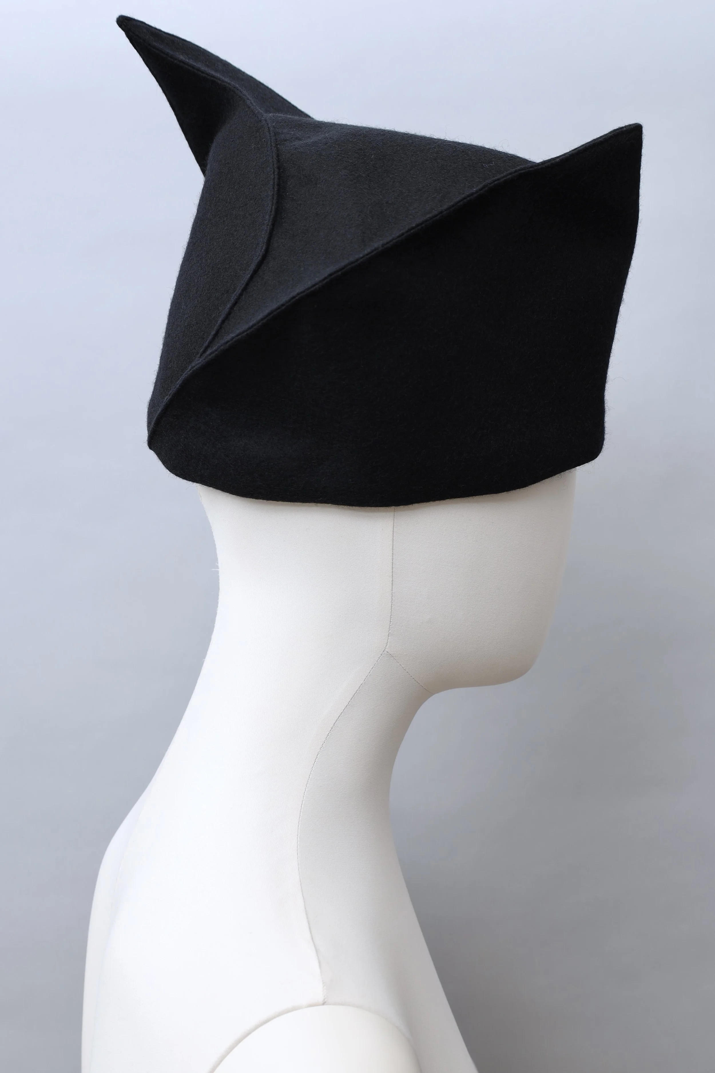 1980s Sayoko Miyajima sculptural black felt hat