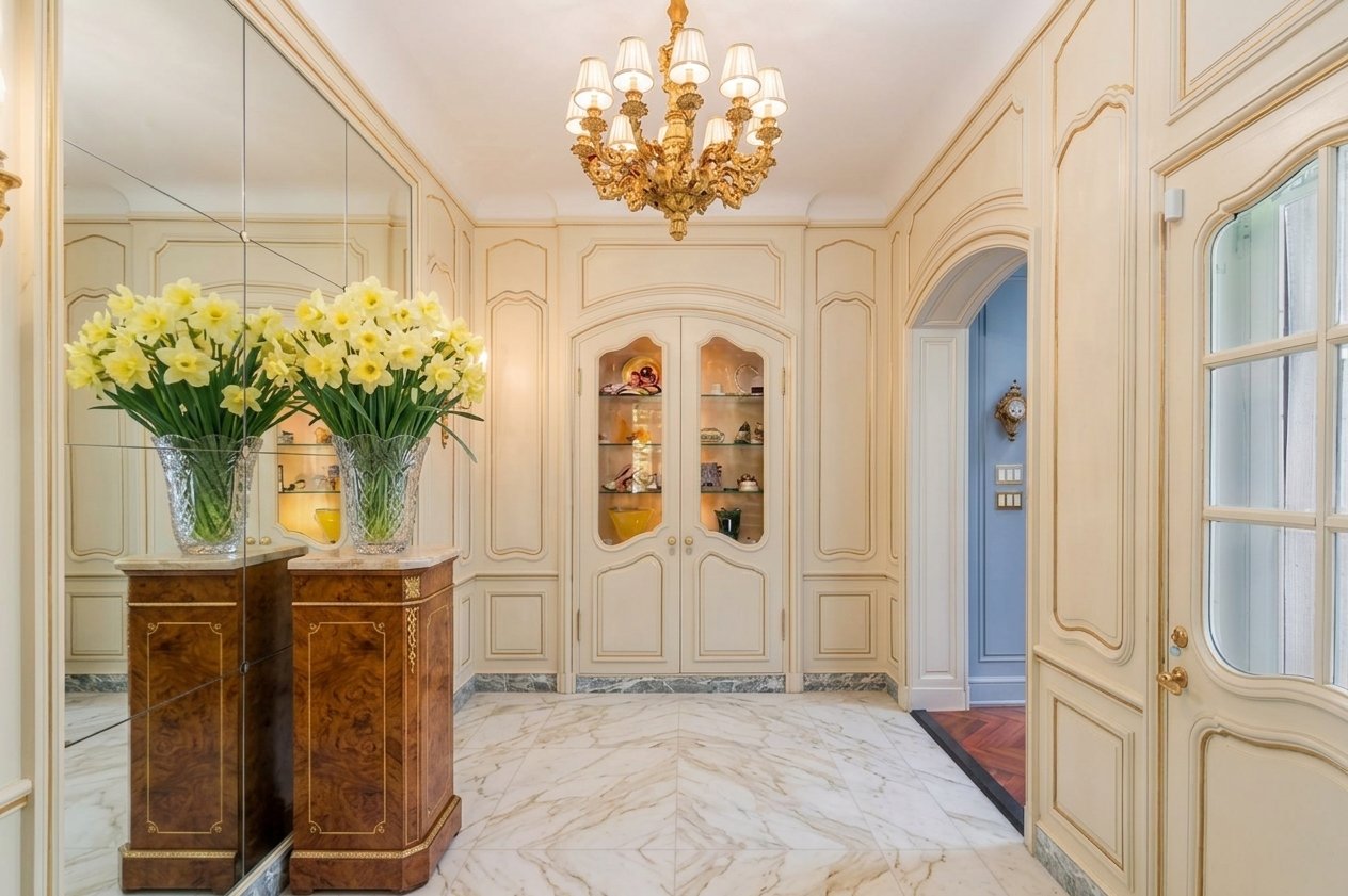 GildedAgeInteriorDesignFoyer.png