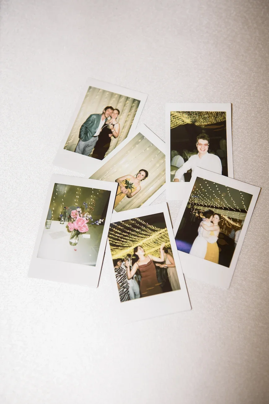 Fuji instax polaroid esküvői fotók egy szabadtéri esküvő pillanatairól. .
