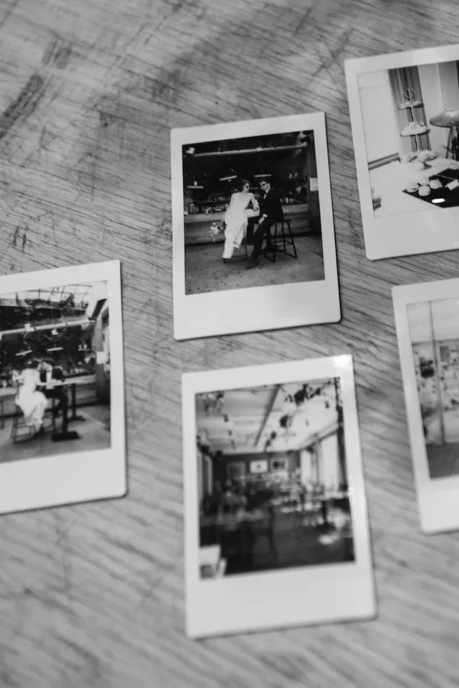 Fuji Instax analóg fotók egy városi esküvő pillanatairól.