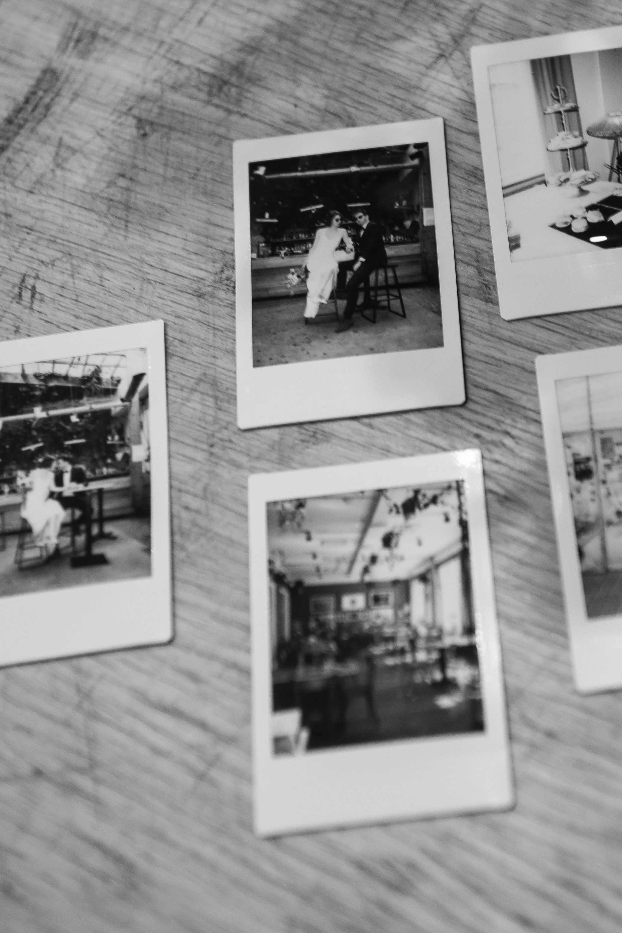 Polaroid esküvői képek a vendégek és a pár közös pillanataival.