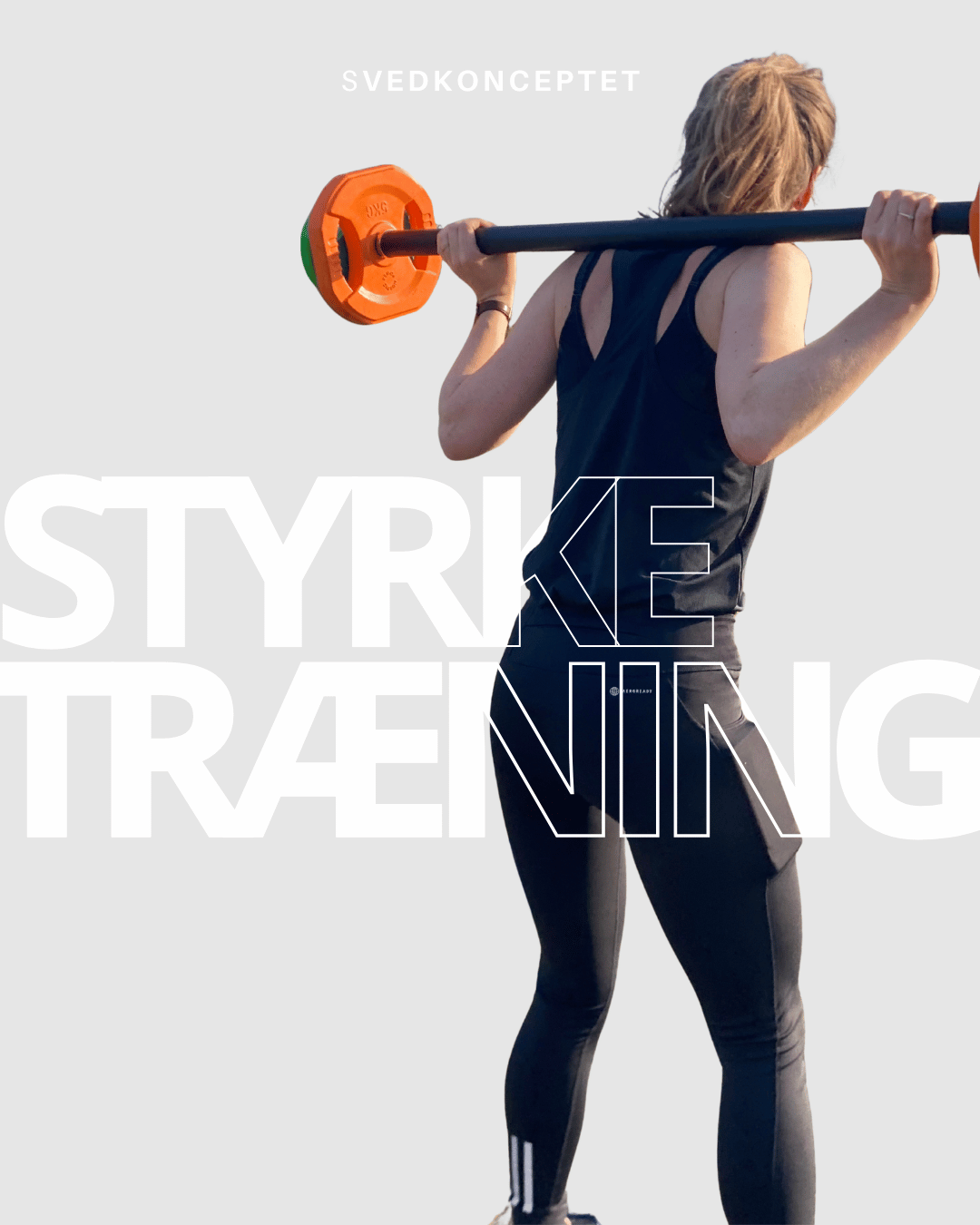 Kvinde træner med vægtstang på styrketræningshold med fokus på styrke, sundhed og fællesskab.