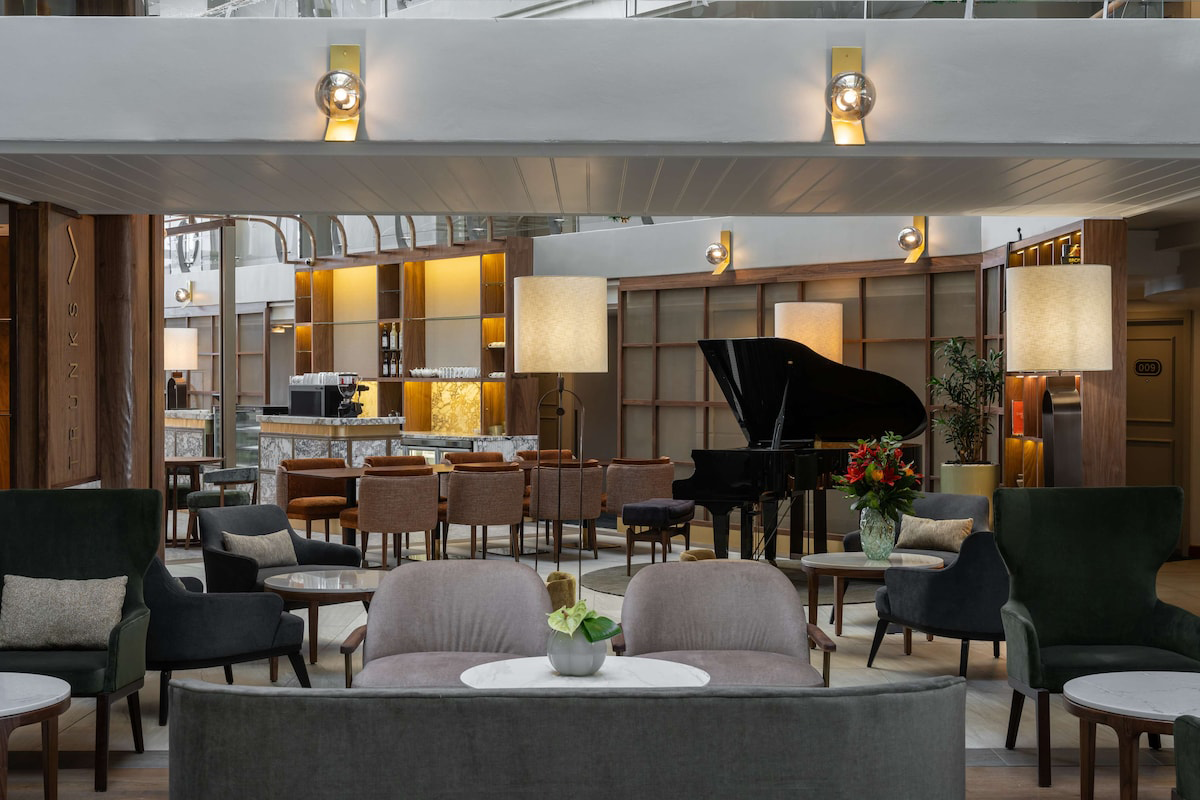 Radisson Bar
