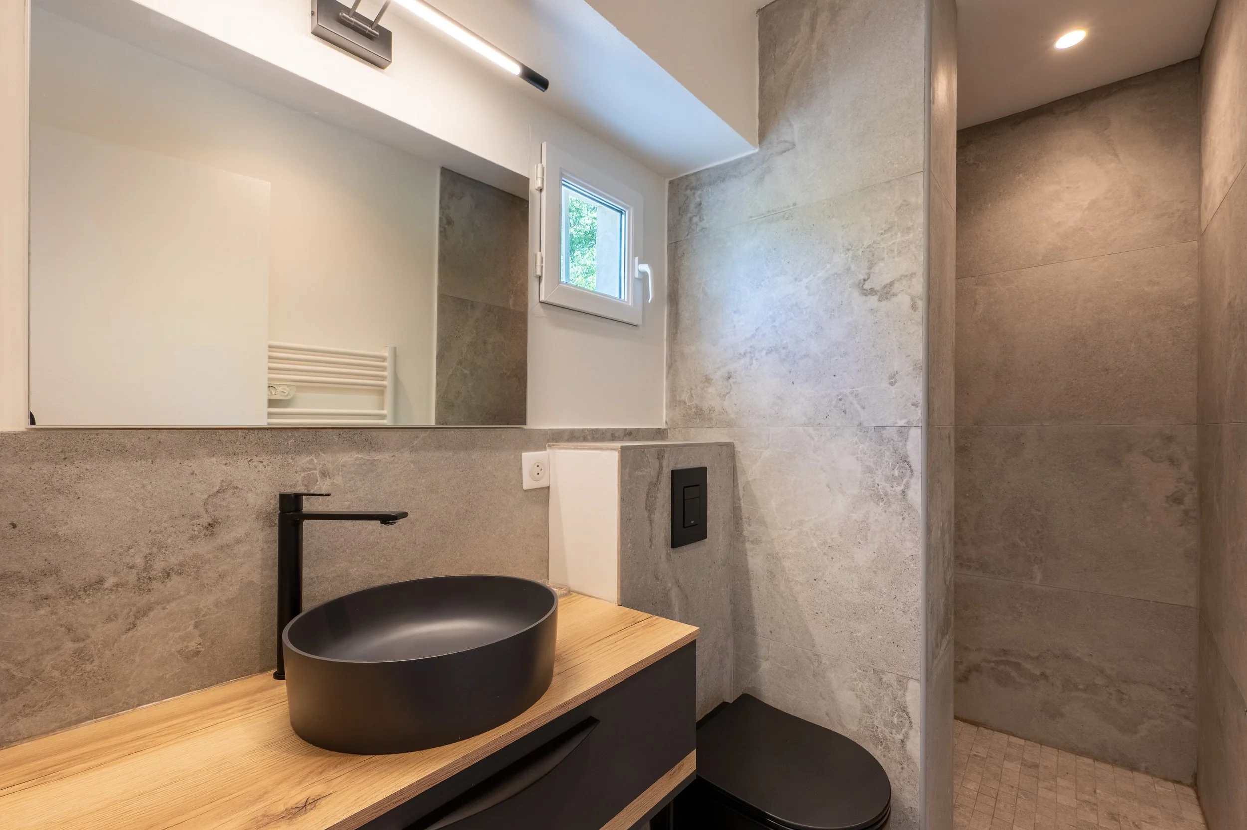 Salle de bain indépendante avec son élégante douche à l'italienne