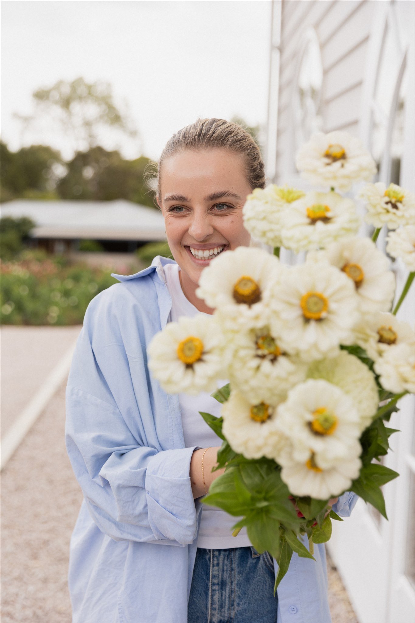 Blume Retreat attendee holding a bunch of freshly harvested zinnia