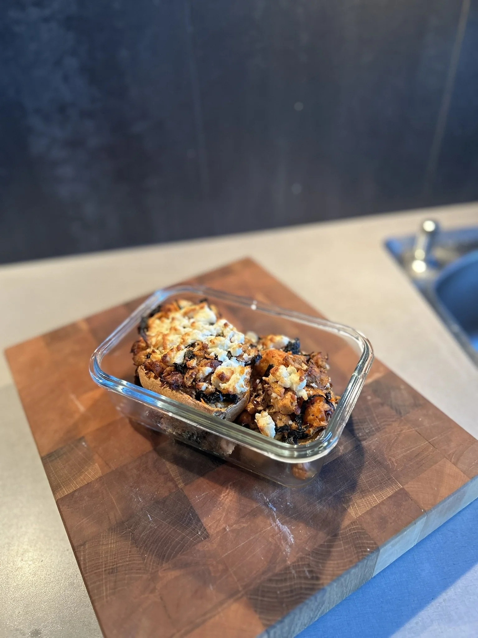 Fylld sötpotatis med lax och svartkål