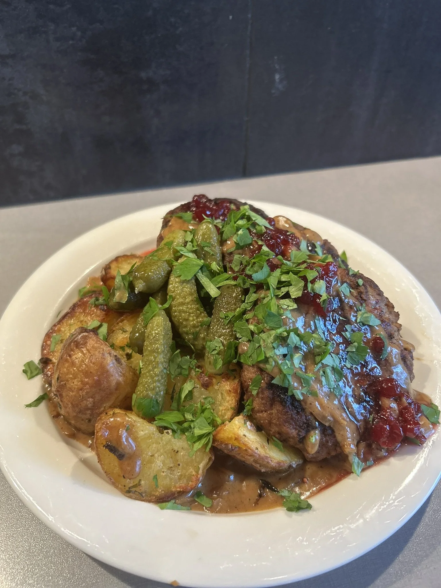 Pannbiff med ugnsrostad potatis och löksås