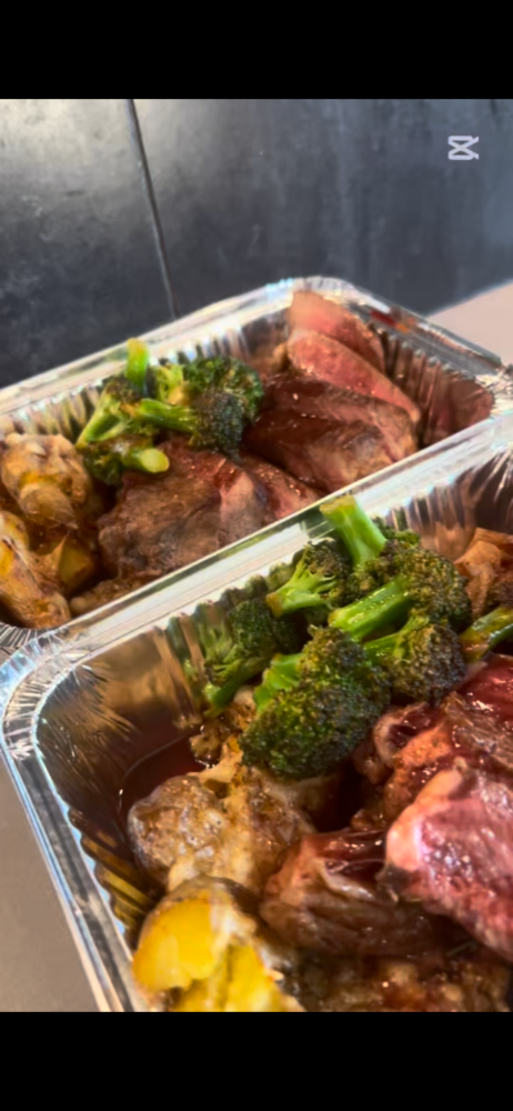 Ryggbiff med smashed potatoes och rödvinssås