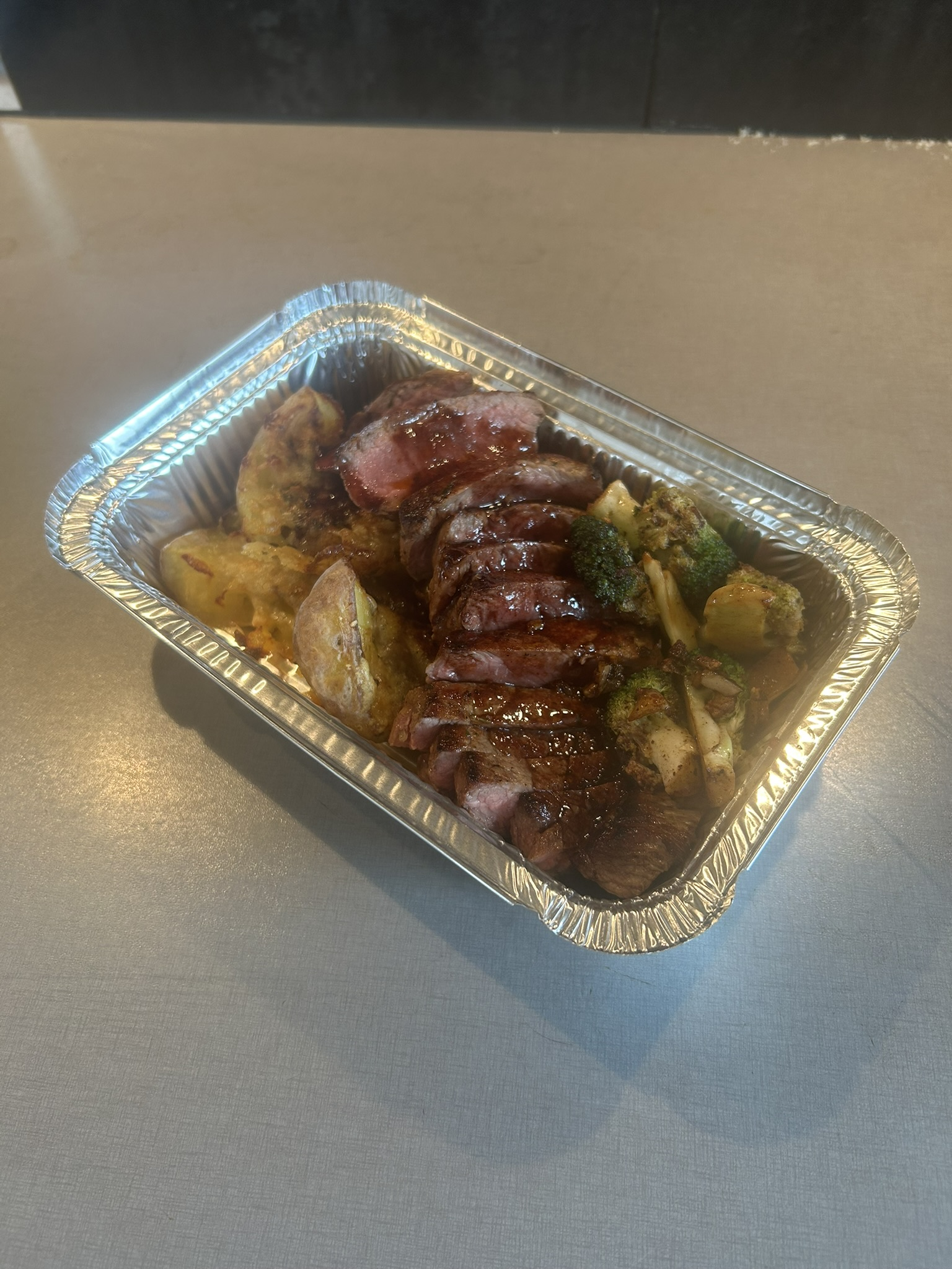 Ryggbiff med smashed potatoes och rödvinssås