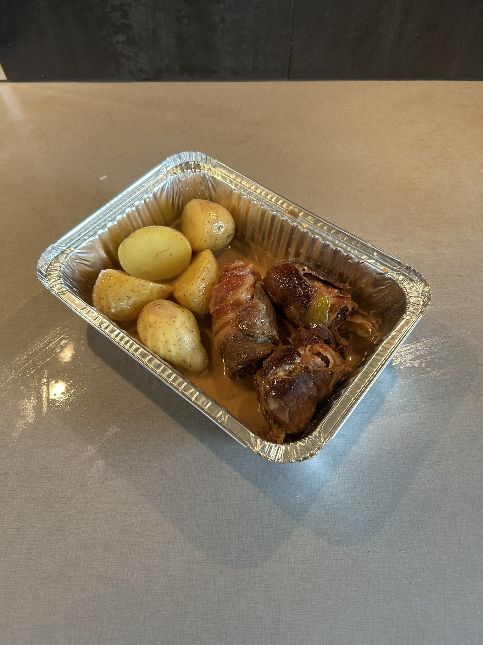 Oxrullader med kokt potatis och gräddsås
